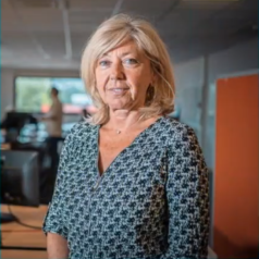 Logiciels MES et Ordonnancement réunis pour une 1ère expérience numérique dans vos usines 1 Sylcie AZAIS - Directrice des Opérations Planilog
